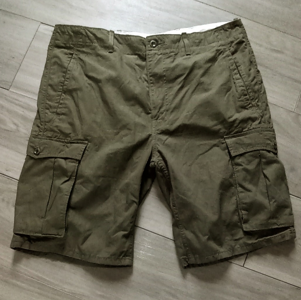 Levi's green cargo shorts //Sz. 36